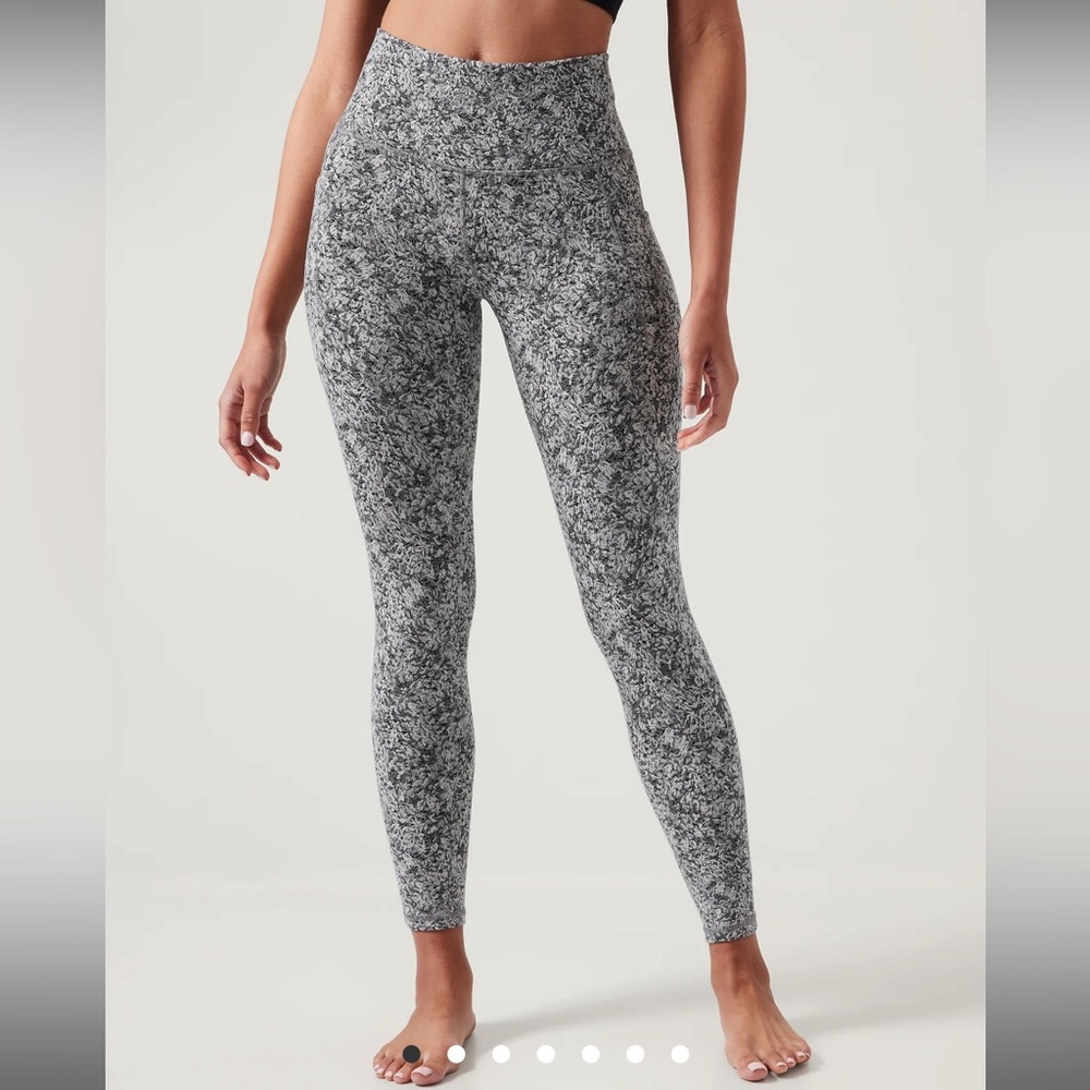 Athleta Salutation stash Pocket 2 Leggings